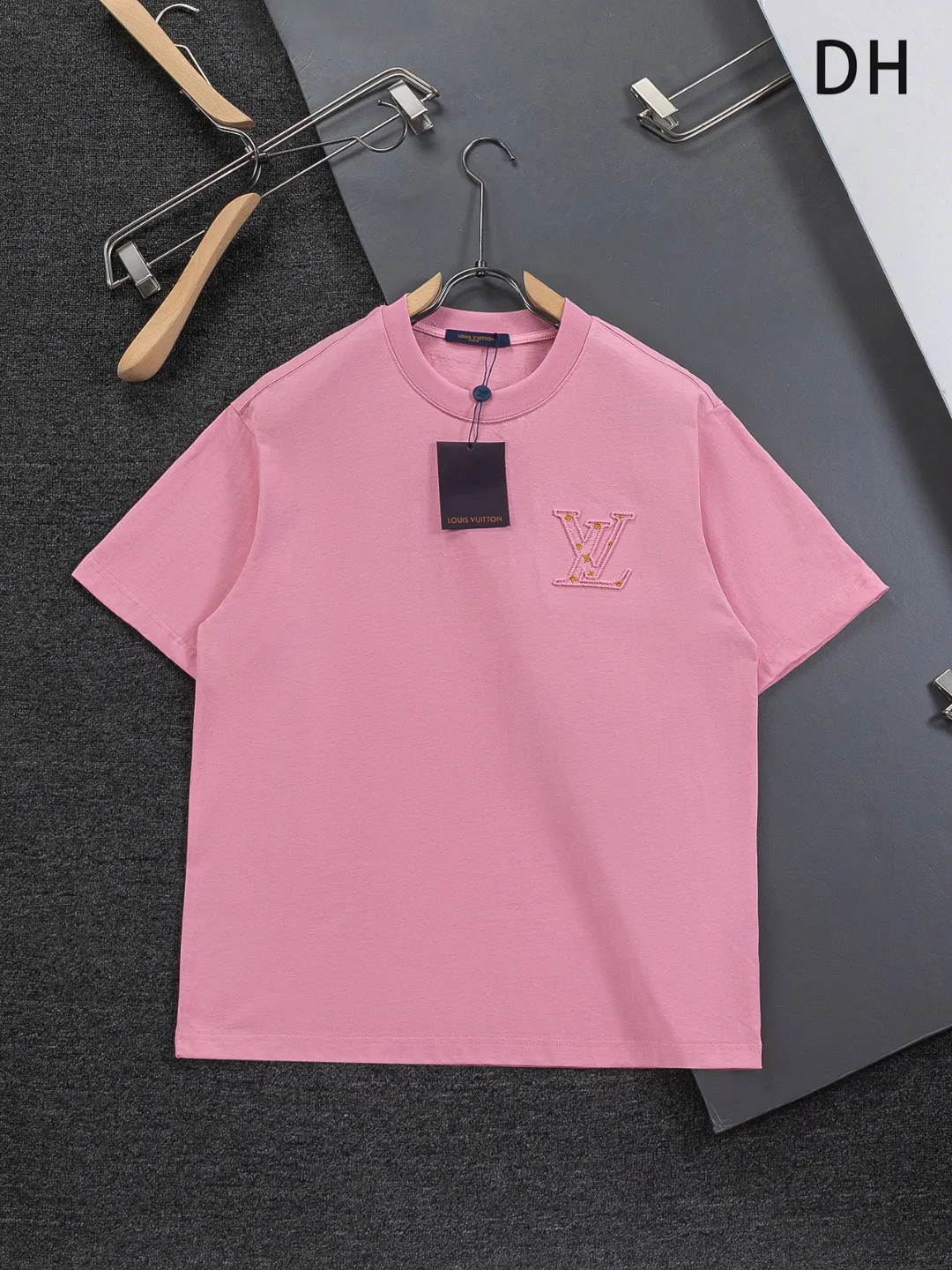🅿️190 Louis Vuitton 1V LV micro-wide version S-XL LV 26ss New product counters are on the shelves at the same time Multiple craftsmanship Three-dimensional hollow gold dot letters embroidery on the chest🪡logo Large logo embroidery on the back hollow gold dot letters🪡logo Short-sleeved T-shirt Round neck short-sleeved T-shirt, the same style for men and women! Consigned to one-to-one creation. Synchronized with the official website, pure cotton fabrics at the counter! It is close to the skin and comfortable, durable and easy to wear. It has a classic and simple logo design and meticulous original craftsmanship. Short-sleeves, a must-have item for men, do not appear to be the same for the general public, but must be unique and eye-catching. This LV short-sleeve is all about quality, comfort, the same shape and fashion as always, including fabrics and cutting techniques. All of them have been made with great effort! 320 grams of washed pure cotton fabric, pure cotton is breathable, very refreshing and comfortable for daily wear. The rib knitting on the neckline is smooth and tight, and the neckline will not be skewed if you toss it at will. The loose version, you will find that it looks really good on the upper body. The overall is minimalist and neat, super versatile for daily use! Pair it casually with a pair of pants for a youthful look. A T-shirt will make your outfit crazy. It is a fashionable item that can never go wrong! Color: Black White Pink Size: S-XL Size chart: S: Shoulder width 50-Bust 56-Length 70 M: Shoulder width 52-Bust 57-Length 72 L: Shoulder width 54-Bust 59-Length 74 XL: Shoulder width 56-Bust 62-Length 76